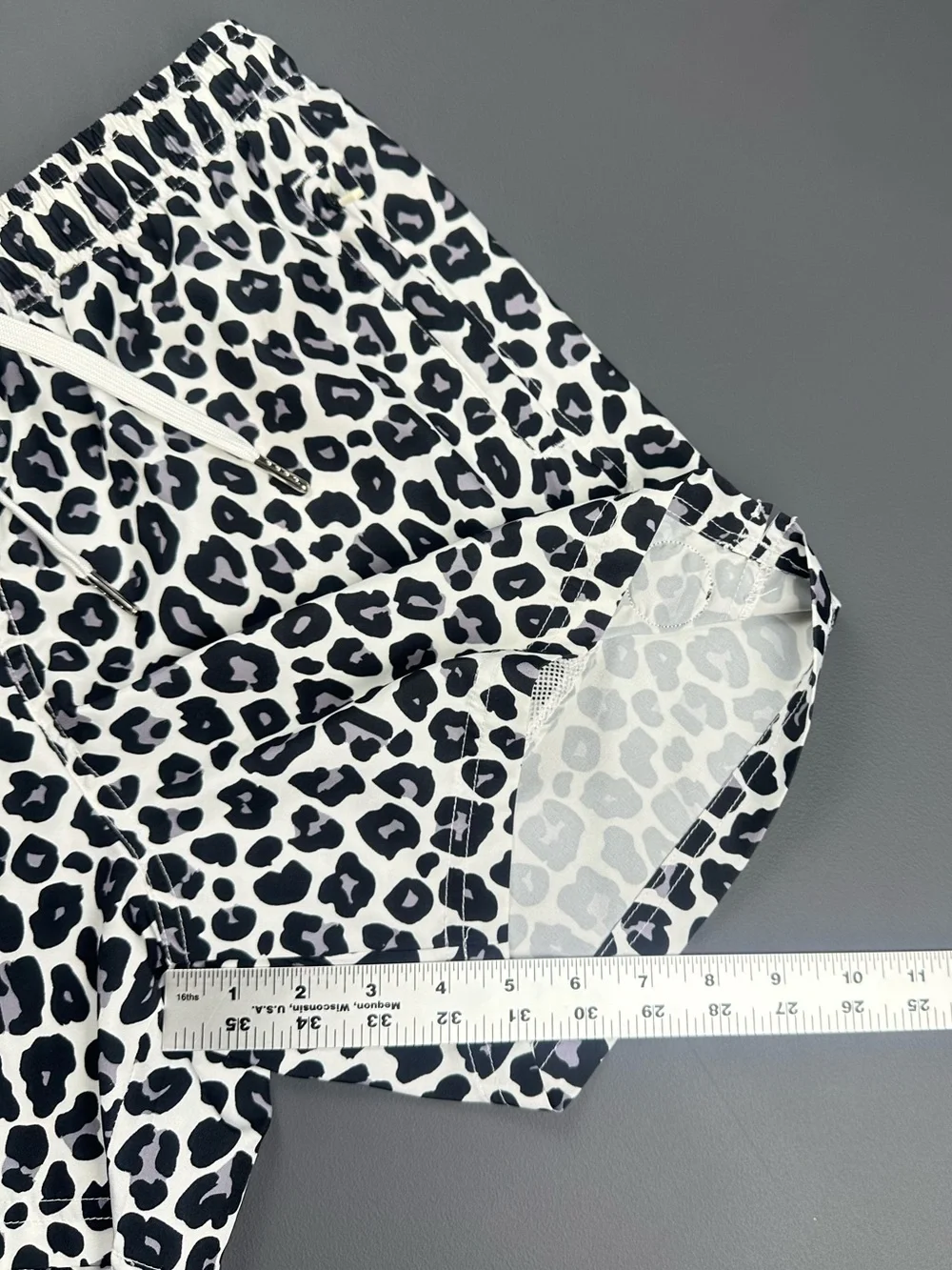 Cove Leopard Shorts Men’s 30 5” Inseam White Black Swim Gym Stretch Zip Pockets